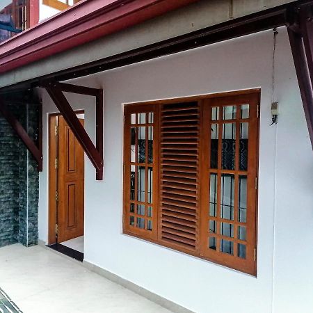 New White House Ratnapura Hotell Exteriör bild