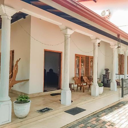 New White House Ratnapura Hotell Exteriör bild
