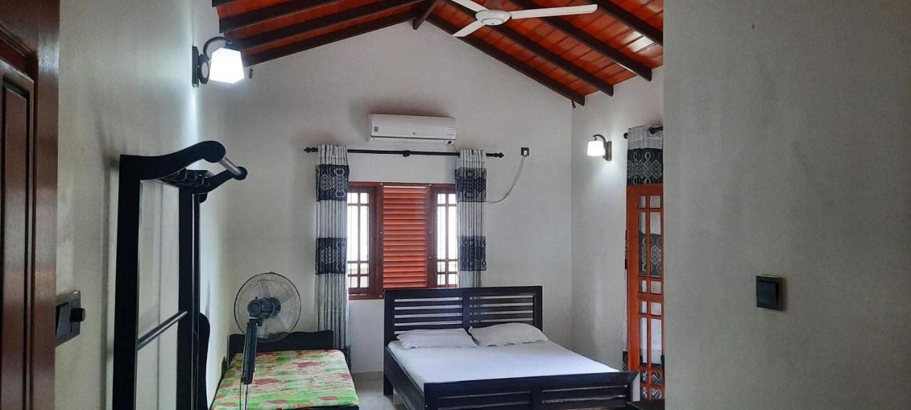 New White House Ratnapura Hotell Exteriör bild