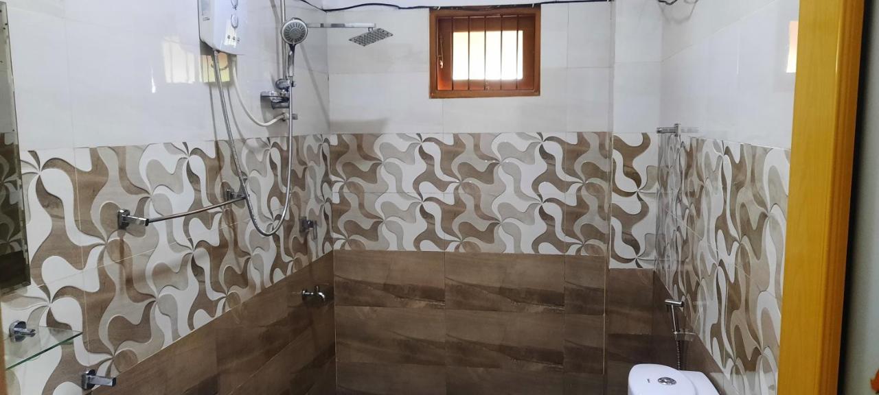 New White House Ratnapura Hotell Exteriör bild