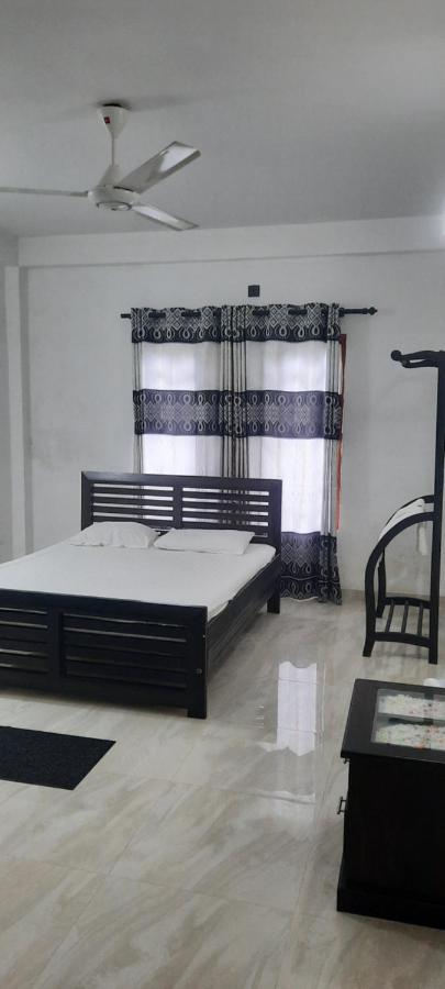 New White House Ratnapura Hotell Exteriör bild