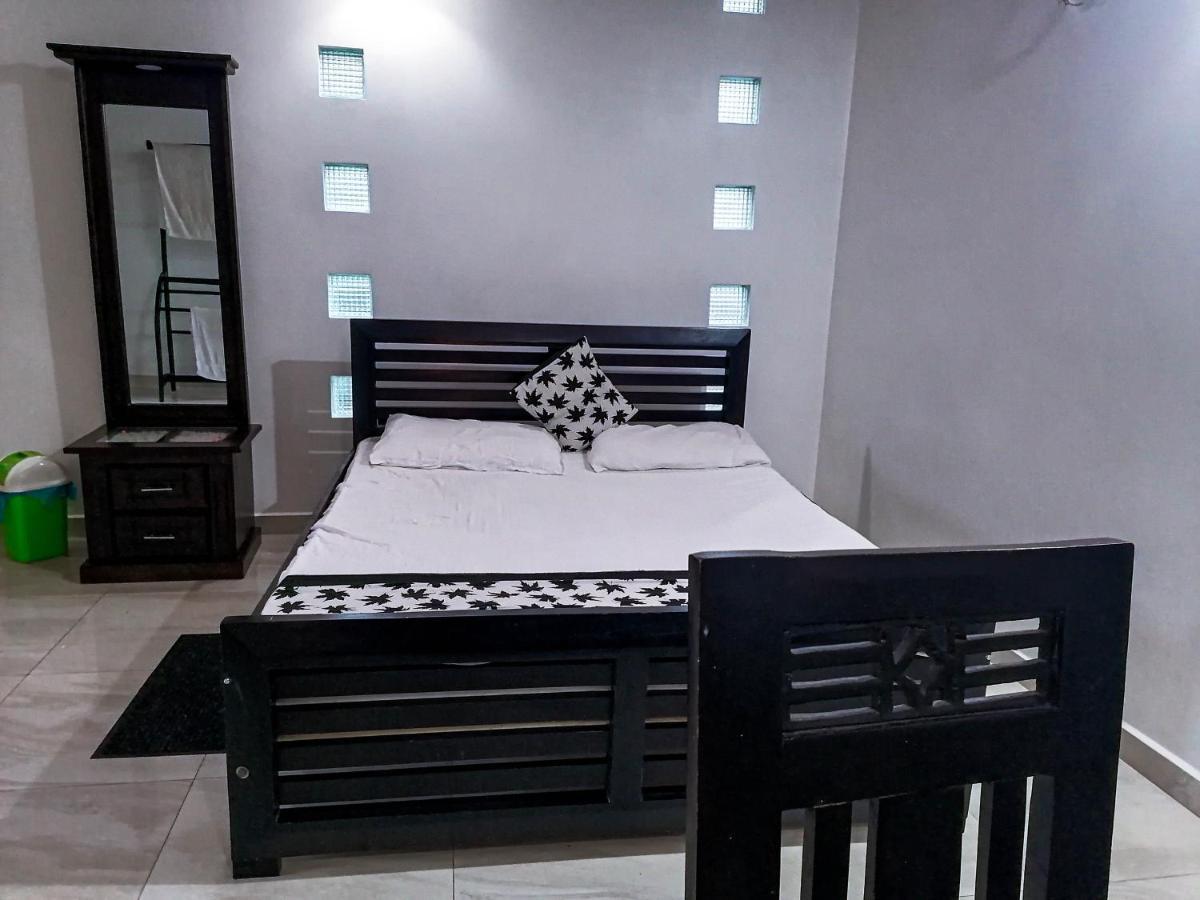New White House Ratnapura Hotell Exteriör bild