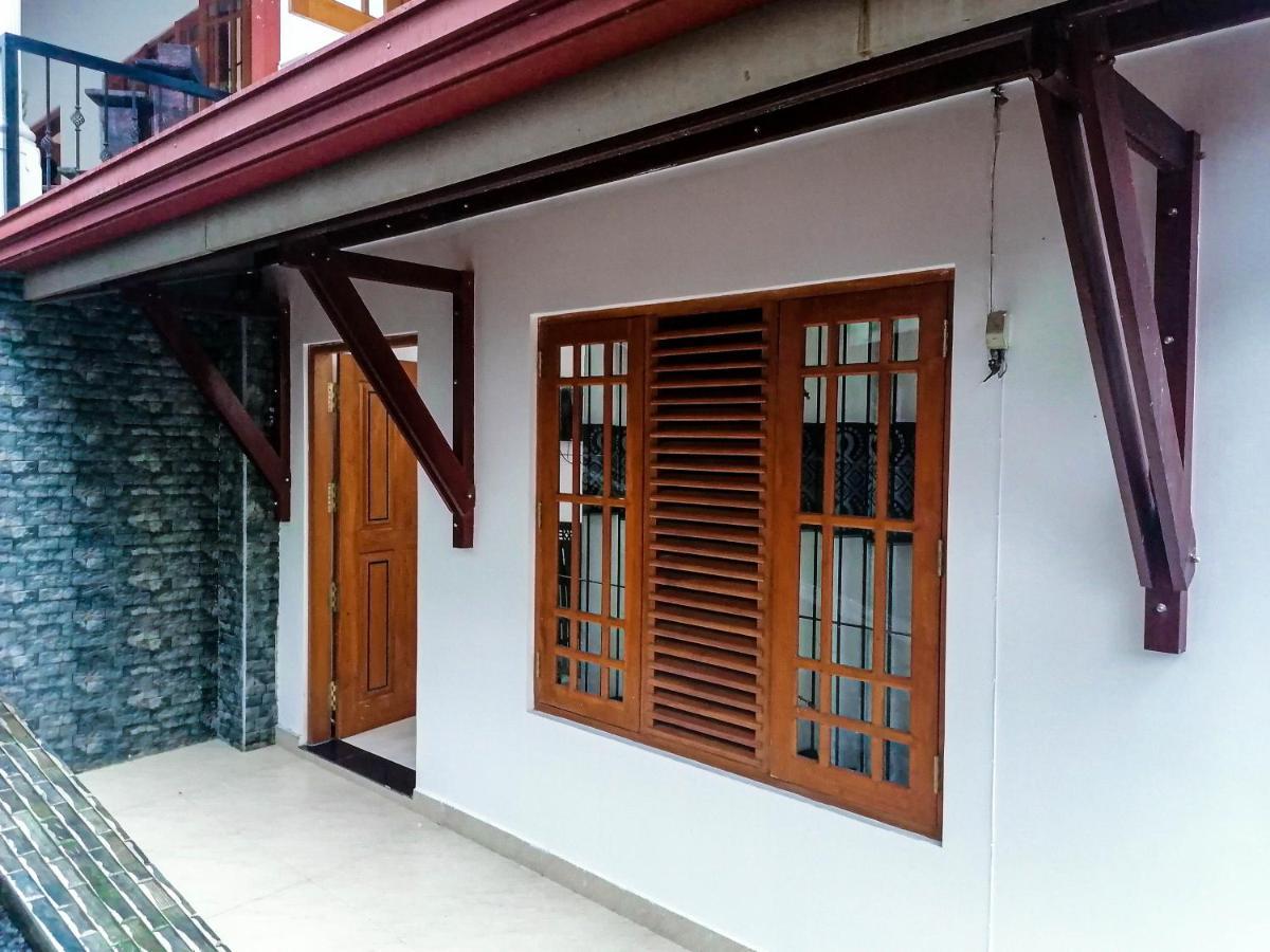 New White House Ratnapura Hotell Exteriör bild