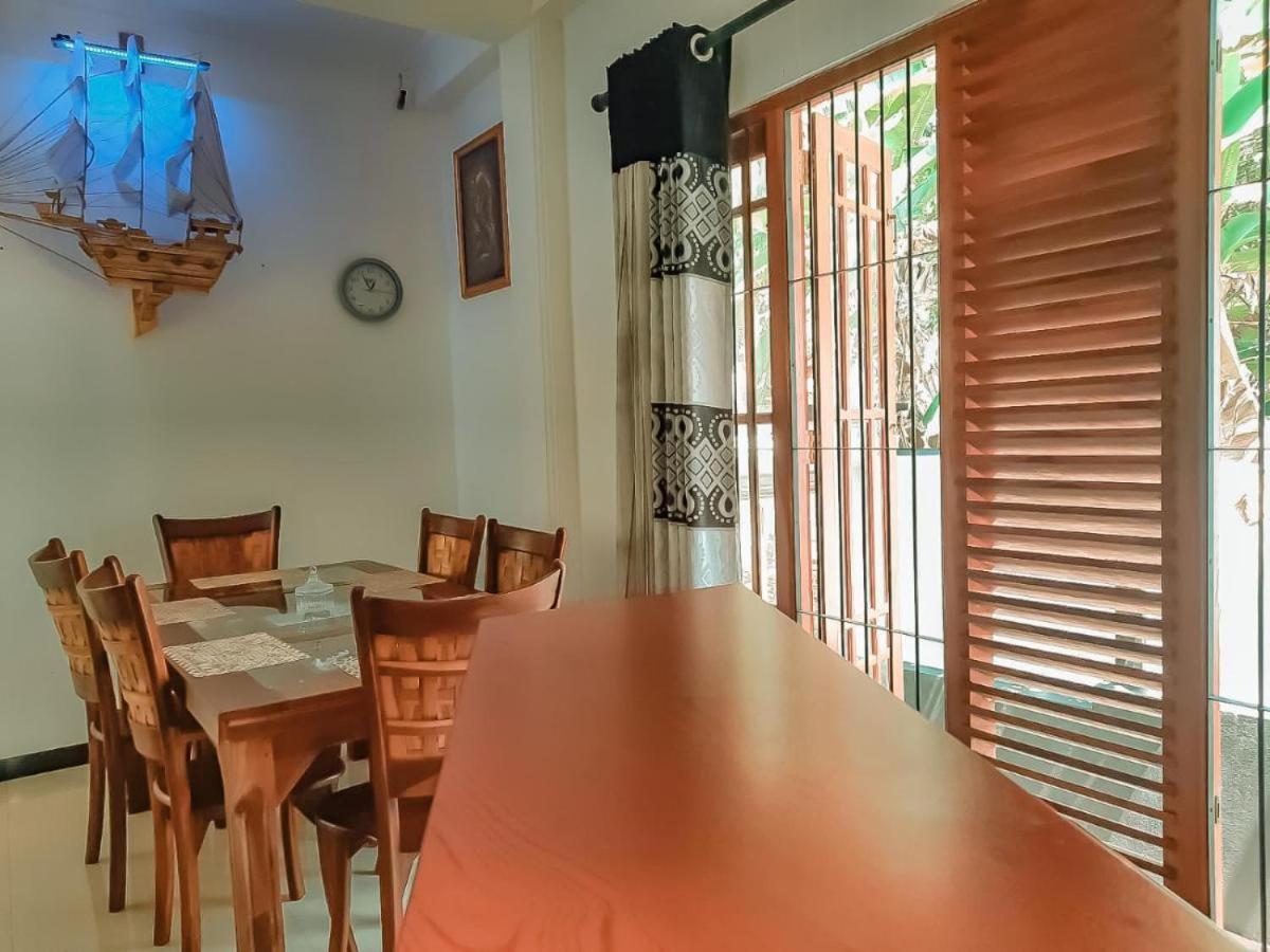 New White House Ratnapura Hotell Exteriör bild